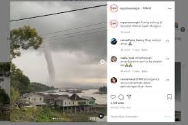 Selain itu juga ada video seorang nelayan yang sedang mencari ikan dan segera menjauh ketika melihat puting beliung muncul di wgm wonogiri. Kn4ax53eixsnzm