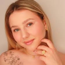 Ostatnio uczestniczyłam w sesji zdjęciowej dla sklepu @deep_stone_store i  powiem szczerze, jestem zachwycona🥰 💛 Ta piękna biżuteria zrobiona jest z  kamieni naturalnych i srebra pozłacanego, a naszyjnik zdobi konkretnie  cytryn, który przyciąga