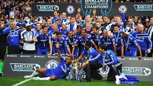 Chelsea come up one by one, gold medals hung around their neck. El Chelsea Logra Su 29 Titulo