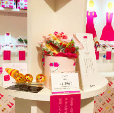 Jan 13, 2021 · 「tartine（タルティン）」はタルトを中心にチョコレートや焼菓子が人気のスィーツブランドです。美味しいだけでなく、おしゃれでかわいいパッケージで人気を集めています。現在唯一の常設店、東武百貨店池袋店は連日行列ができ混雑しているそうですよ äººæ°—æ²¸é¨°ã® ã‚¿ãƒ«ãƒ†ã‚£ãƒ³ ãŒé˜ªç¥žç™¾è²¨åº—ã«ç™»å ´ ã‚ªãƒ¼ãƒ‰ãƒªãƒ¼ä¸¦ã¿ã®äººæ°—ã¶ã‚Šã§å®Œå£²