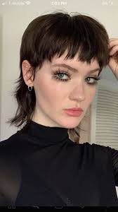 And then in the 2010s, the fashion mullet arrived, thanks to people like. 25 Superlativa Skiktade Medellanga Frisyrer 25 Medellanga Skikt Welcome To Blog In 2021 Short Hair Styles Curly Hair Styles Mullet Hairstyle