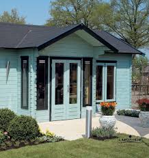 Ein Blaues Gartenhaus Scheint Ungewohnlich Ist Bei Lugarde Aber Moglich Sie Konnen Ihr Gartenhaus Farbig Oder Farblos Behandeln La Haus Gartenhaus Blockhaus