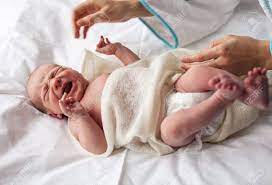 Newborn Baby Crying Lying Down On Bed Banco De Imagens Royalty Free Ilustracoes Imagens E Banco De Imagens Image 19200522