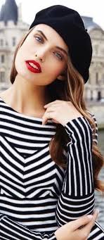 Black And White Outfit With Red Lipstick Pin On Elegancia En Blanco Y Negro