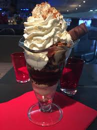 Pour parvenir à incorporer un peu d'amidon dans notre sucre glace maison, c'est simple : Les Saveurs Du Monde Saintes Venez Deguster Notre Coupe Glacee Maison Kinder Bueno Facebook