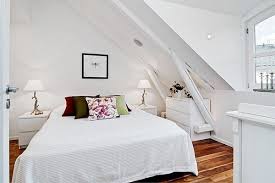 Ideen Fur Kleine Raume Mit Schragen In 2020 Schlafzimmer Dachschrage Dachschrage Einrichten Einzimmerwohnung Einrichten