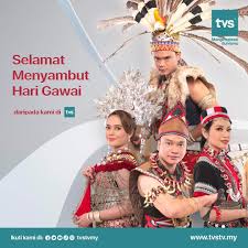 Pakaian tradisional bagi kaum lelaki melayu ialah baju melayu. Pembaca Berita Tv Sarawak Peraga Pakaian Tradisional Sempena Hari Gawai Dagang News