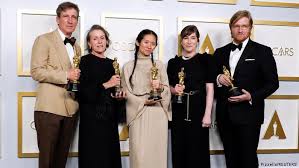 Posted wedwednesday 23 decdecember 2020 at 7:47pmwedwednesday 23 decdecember 2020 at 7:47pm, updated in a performance that has her tipped as an oscars favourite, frances mcdormand leads chloe zhao's venice gold mcdormand optioned jessica bruder's book nomadland in 2017. Nomadland Raumt Bei Den Oscars Ab Aktuell Amerika Dw 26 04 2021