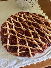 La pasta frolla è realizzata con noci tritate finemente che si sposano perfettamente con il gusto particolare della confettura di fichi. Crostata Con Marmellata Di Fichi E Noci Caramellate I Sapori Dei Ricordi