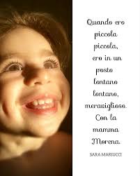 4 agosto 2006. La sera del giorno prima di morire Sara è sul letto  accoccolata con mamma Anna. È una sera di vacanza qualunque di una giornata  al mare qualunque. Sara però