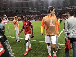 Depois de encarar cabo verde, o brasil enfrentará a sérvia, no mesmo estádio, na terça. Dourado Sente Pancada No Joelho Esquerdo E Preocupa Inter Parede E Expulso Internacional Ge