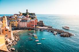 Przeczytaj recenzje o kempingach i sprawdź ofertę luksusowych przyczep stacjonarnych i pięknych stanowisk kempingowych. Tapeta Na Pulpit Liguria Wlochy Vernazza Morze Lodz Przystan Miasto