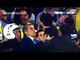 Güneş'in kafasına yabancı madde isabet etti, yerde kalan şenol güneş daha sonra soyunma odasına götürüldü. Senol Gunes Kafasi Yarildi Montaj Mp4 3gp Flv Mp3 Video Indir