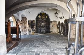 Kamenita vrata, jedan od simbola grada, spašena su od rušenja zalaganjem družbe braća hrvatskoga zmaja, a danas se u povijesnoj dvorani na katu nalazi njihovo sjedište. Nfoto Kamenita Vrata