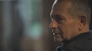 אין הרבה אנשים עם תיק העבודות של נדב ארגמן: הוא היה ראש השב"כ עד לא מזמן,  הוא היה בכל מקום בוער מיום שהתגייס, במרדפים, בסיכולים ממוקדים, בכל  האינתיפאדות; אבל דווקא האינתיפאדה הזאת,