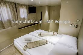 Zimmer im hauptgebäude, die durch ihre moderne einrichtung auffallen. Motoryacht My Voyage