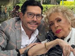 Revela Juan José Origel foto de Silvia Pinal muy feliz