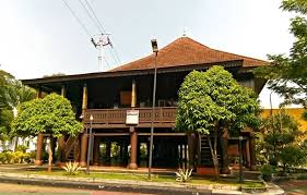 Rumah adat lampung memiliki sebutan sebagai rumah nuwo sesat. Nama Rumah Adat Lampung Beserta Gambar Penjelasannya