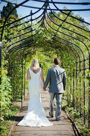New photographers shouldn't feel like they can't go above and beyond the wedding photos on the list. 8 Wedding Photography Mistakes Every Couple Should Avoid