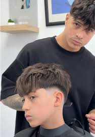 Corte de Pelo Low Fade en V para Chicos