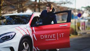Trafikkskolene kan blant annet hjelpe deg med sertifikat for bil, motorsykkel, buss, lastebil, traktor, moped, tilhenger med mer. Drive It As