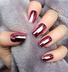 Un clavo en cada mano también está decorado con pedrería. Nails Pink And Red Image Metallic Nails Design Nails Metallic Nails