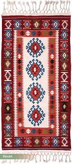 Kilim ile halının en önemli farkı kilimin yüzünde belirgin olan motifin çeşitli atkı ve çözgülerin birlikte dokunması sonucunda düz bir taban oluşturmasıdır. Z Dergisi Kultur Sanat Sehir Mevsimlik Tematik Dergi Bayat Kilimlerinin Cicekten Dili