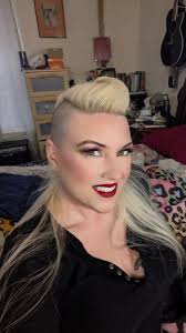 Cómo hacer un peinado updo con lado rapado