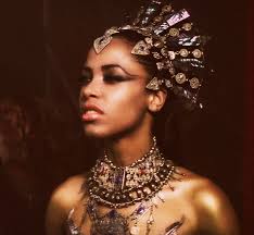 The vampire chronicles (1994), the vampire lestat becomes a rock star whose music wakes up the equally beautiful and monstrous queen of all vampires. Akasha Tumblr Queen Of The Damned Black Vampire Aaliyah Style