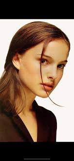Por que Natalie Portman é considerada uma beleza suave? Para mim, o rosto  dela é muito fino, os olhos têm uma expressão penetrante e o nariz, embora  não seja grande, é fino,