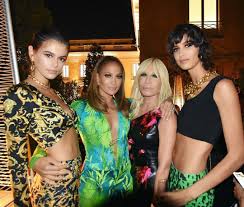 Continua a comporre e a lavorare ma lontano dalle scene. Kaiagerber Jlo Micarganaraz Afterparty Versacess20 Versace Fashion Kaia Gerber