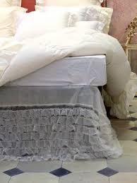 Il colpo d'occhio è molto importante all'interno di una struttura ricettiva per soddisfare gli ospiti e presentarsi in maniera ottimale; Vestiletto Shabby Chic Di Cosa Si Tratta E Come Utilizzarlo Nella Tua Camera Da Letto