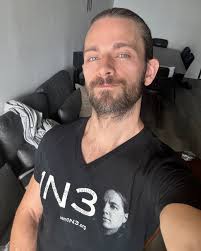 Hey Guys, I thought I should introuduce myself. I'm David 47 GAY Single  looking for a real relationship. I'm British but currently live in France  hesitating to move back to the UK.