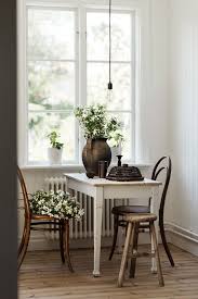 Una casa de diseño mid century y muebles vintage muy actual. Vintage Dining Tables Designed For Compact Living Decoracion De Comedor Interiores De Casas Pequenas Interiores De Casa