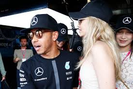 Meine freundin ist 14 jahre als, sie ist genauso _ wie ich. Lewis Hamilton Gigi Hadid Auf Tuchfuhlung In Der Boxengasse Gala De