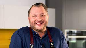 Sehr geehrter herr vorlage, sie suchen nach einem kompetenten jungkoch, die dieses berufsbild nicht nur als traumjob sieht, sondern sich bewusst ist, dass außer kreativität auch teamgeist und belastbarkeit gefordert sind. Koch Die Box Koch Die Box Kabeleins