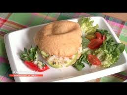 Recette Bokit De Sandrine Les Carnets De Julie Les Sandwiches Youtube Recette Bokit Beignet De Legumes Cuisson Des Aliments