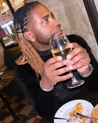 If "Sex and the City" taught us anything, it's that Paris is the only city  in the world that we actually fantasize about. • • • • • • • • • #