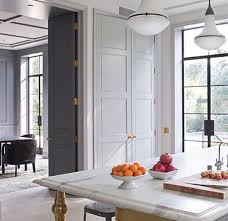 Elegant Kitchen With Brass Detailing Marble Steel Framed Doors And Windows And Detailed Joinery And Ceil Idee Deco Salon Moderne Maison Decoration Interieure