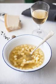 Foto stock premium di zuppa di canederli di semolino. Zuppa Imperiale Romagnola Ricetta Variante Senza Semolino Calorie