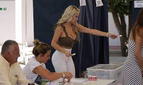 Se llama daniella chavez y es la modelo chilena que cuenta con más seguidores en sus redes sociales. El Destapado Look De Daniella Chavez Para Ser Vocal De Mesa Especiales Elecciones 2017 Television Nacional De Chile