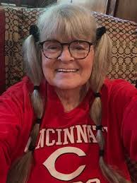 Cincinnati Reds sign former star to record contract