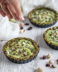 Tartelettes Pistache Kiwi Veganes Et Sans Cuisson Free The Pickle Recette En 2020 Recette Tartes Sans Cuisson Mini Tarte