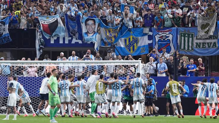 Lo que no se vio del histórico triunfo de Argentina ante Egipto: del cartel  del Ratón Ayala a la indicación mágica de Messi - Infobae