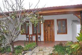 Kendin yap (do it yourself) kültürünü benimseyen tekzen. Saman Balyalarindan Otel Yaptilar