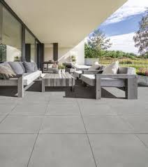 Lithocera Terrassenplatten Sehen Aus Wie Naturstein Doch Sie Sind Vom Menschen Geschaffen Mit Allen Vor Terrassenplatten Terassenentwurf Naturstein Terrasse