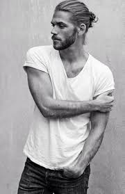 This haircut, in particular, is long (with hair hanging to as low as the neck), unkempt, and very often curly or wavy. 29 Surfer Frisur Ideen Surfer Frisur Lange Haare Manner Haare Manner