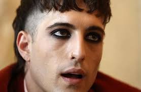 Deseando que ciertos hombres se den cuenta del poder que tendrían con los  ojos pintados