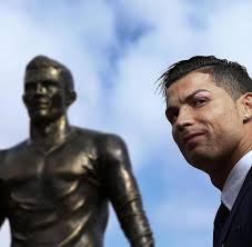A bronze statue of cristiano ronaldo that left football fans scratching their heads is replaced. Auf Madeira Ronaldo Hat Jetzt Seinen Eigenen Flughafen Welt
