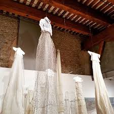 Fil Du Temps Connexions Textiles Maison De L Artisanat Et Des Metiers D Art Marseille Wedding Dresses Lace Wedding Dresses One Shoulder Wedding Dress